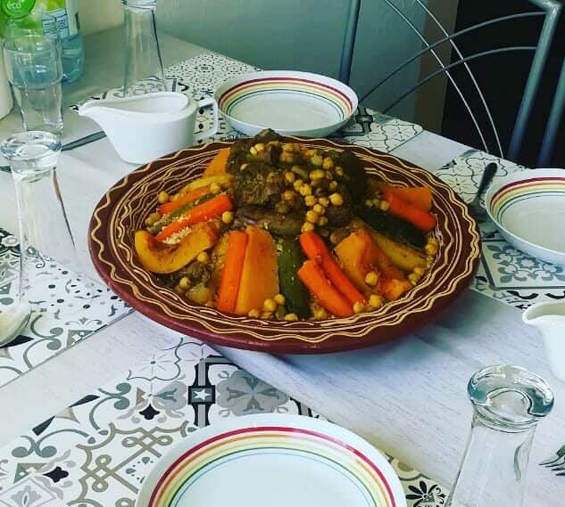 Couscous fait maison apposé sur table